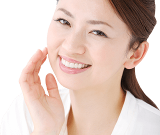 頬に手を添えて微笑む女性